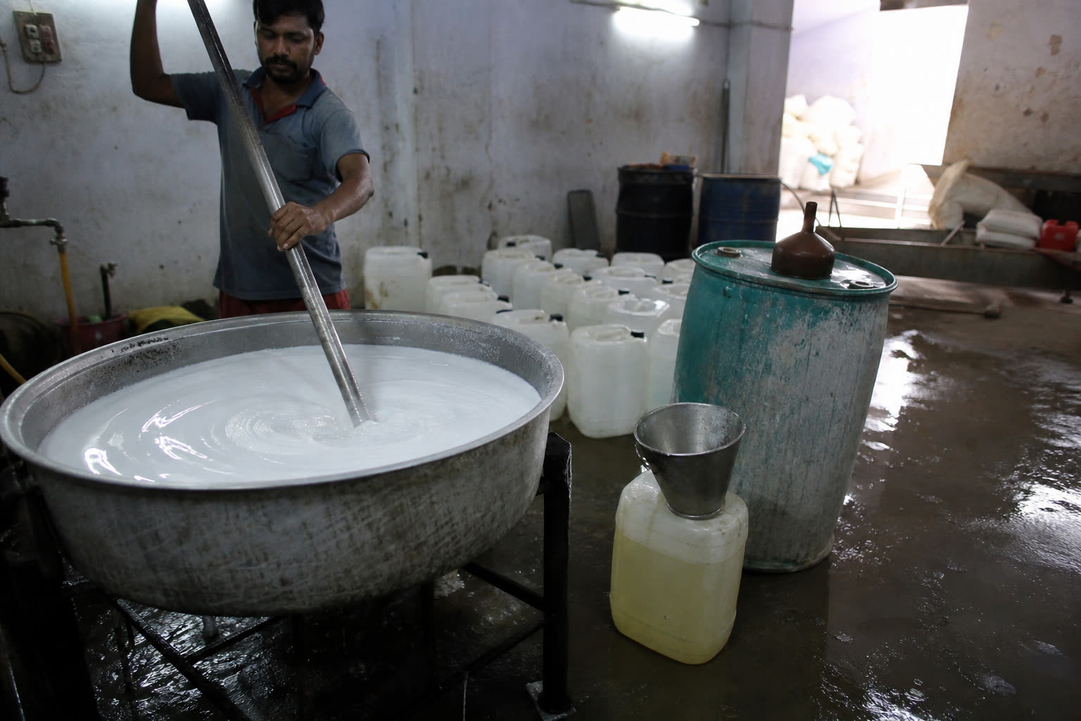 Black Phenyl vs White Phenyl: Raw Materials, Cost, and Market Fit